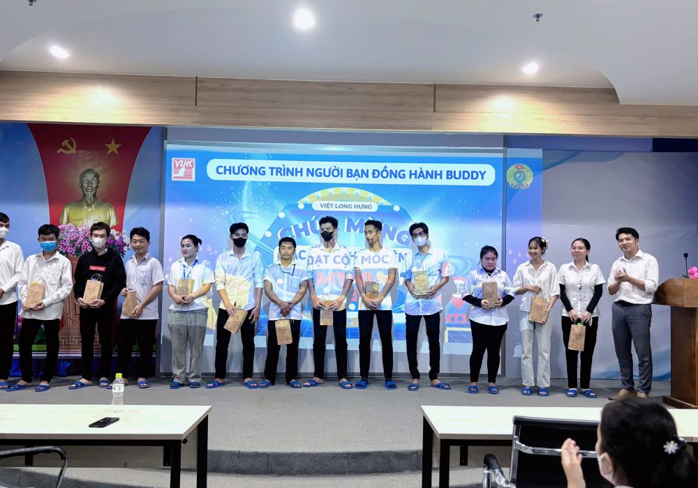 10. mr Tín trao giải 2