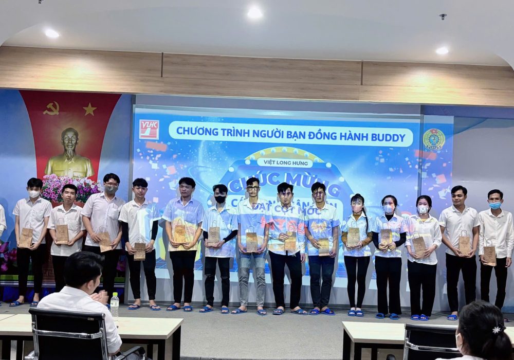 7. Ms Trinh trao giải